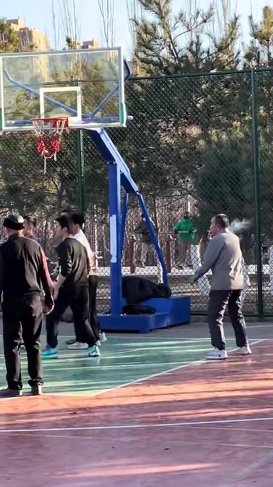哈哈哈 😂大爷告诉你什么叫真正的底角抽烟🚬